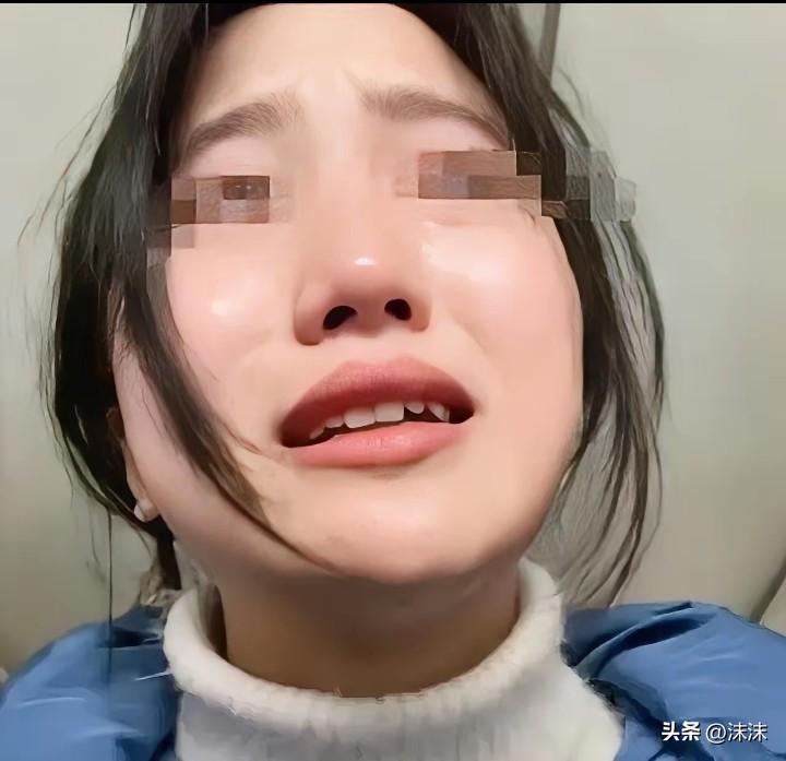 女子听完继父的话瞬间泪崩，几乎没有犹豫便​点头答应下​来。

晓妍四岁时生父病逝