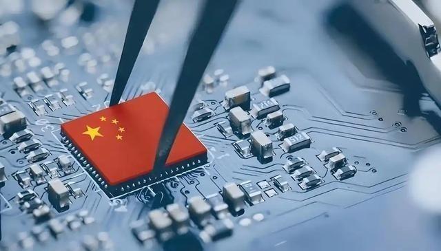 中美芯片之争，美国浪费了四年才发现自己上当了，在这四年中，中国采用你打你的，我打