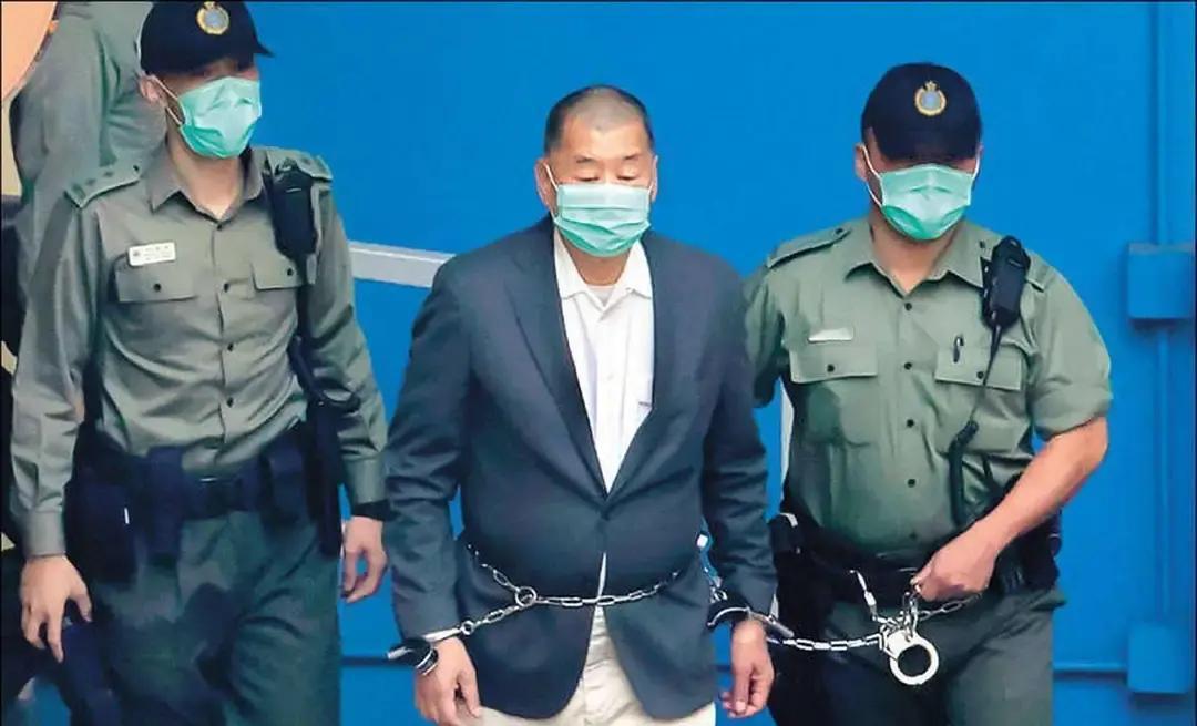 美方刚对11名中国官员挥起制裁大棒，香港警方就给了他们一记响亮耳光！清晨7点的突