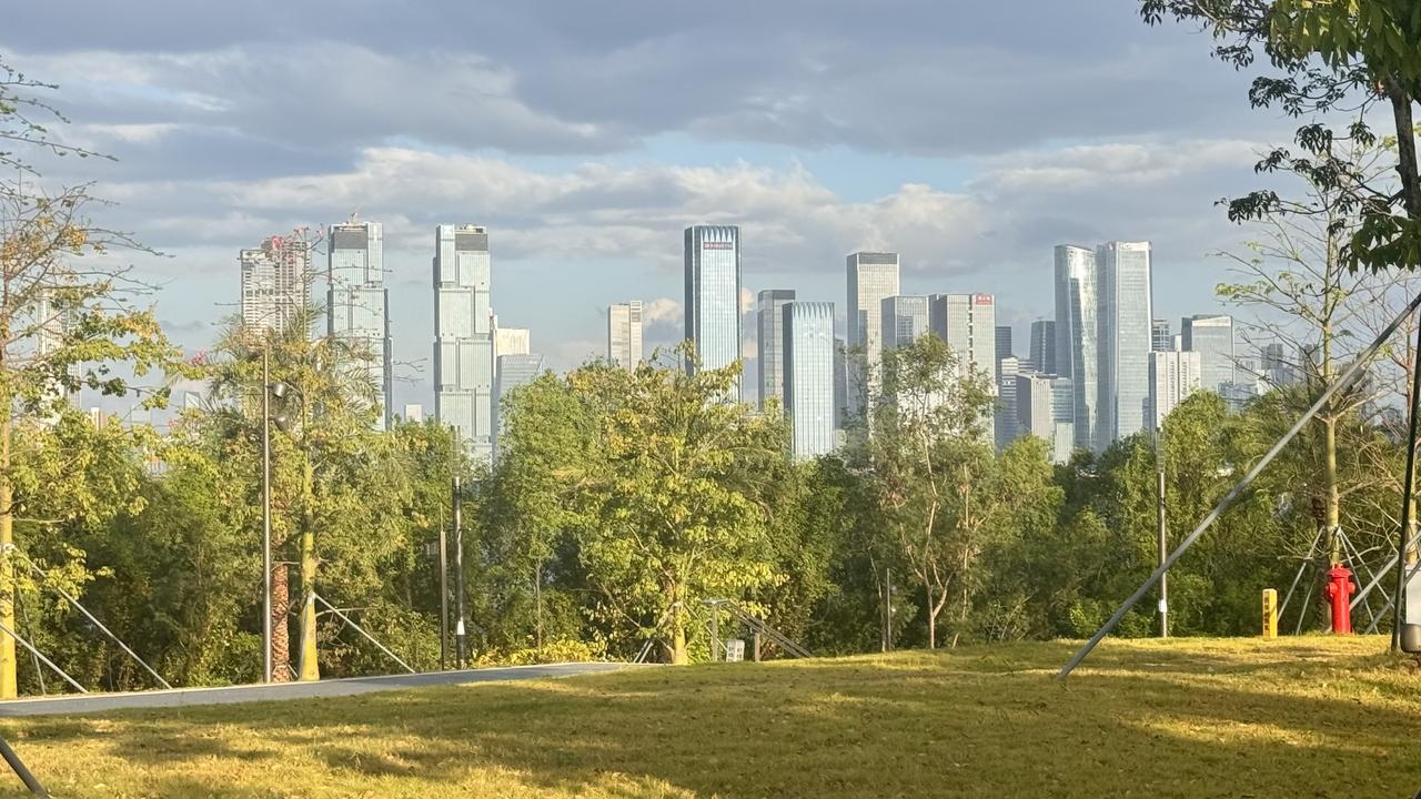 发现没？这种景只有深圳才会有，现代化国际化城市的典范，山海连城处处张灯结彩充满着