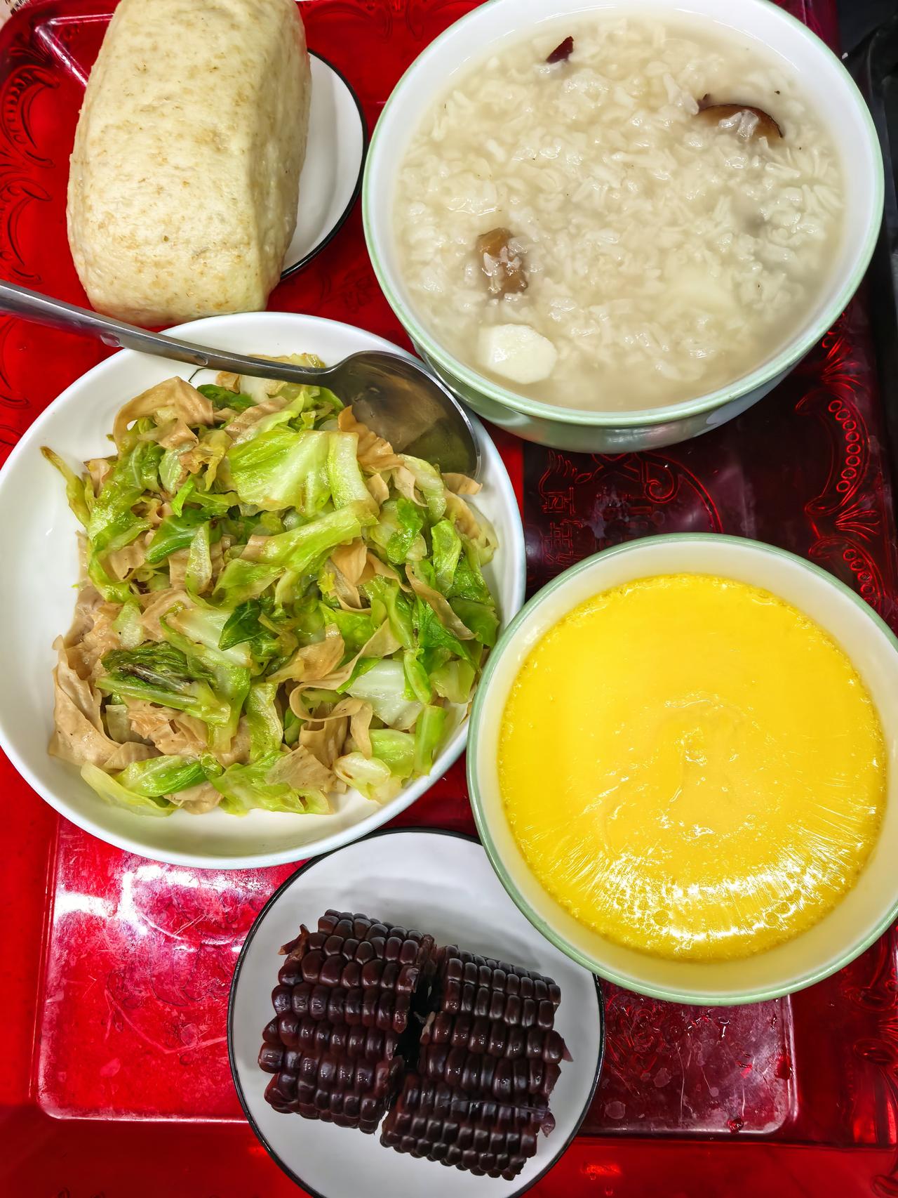 晒晒你亲手做的早餐白米粥，鸡蛋羹，全麦面馒头，人造肉＋青包菜，还有黑糯玉米。猜猜
