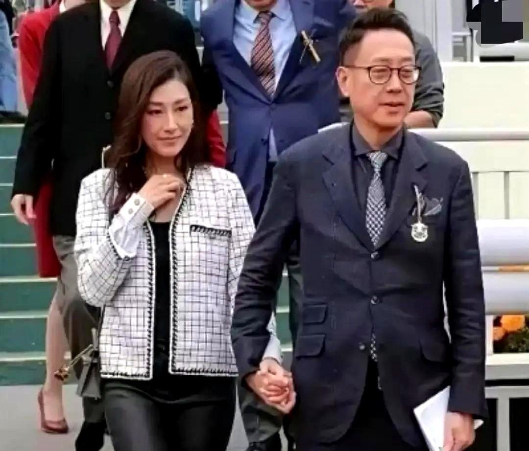 许晋亨砸50亿搞地产，李嘉欣却在伦敦晒周年照！
谁能想到，当年那个花花公子，如今