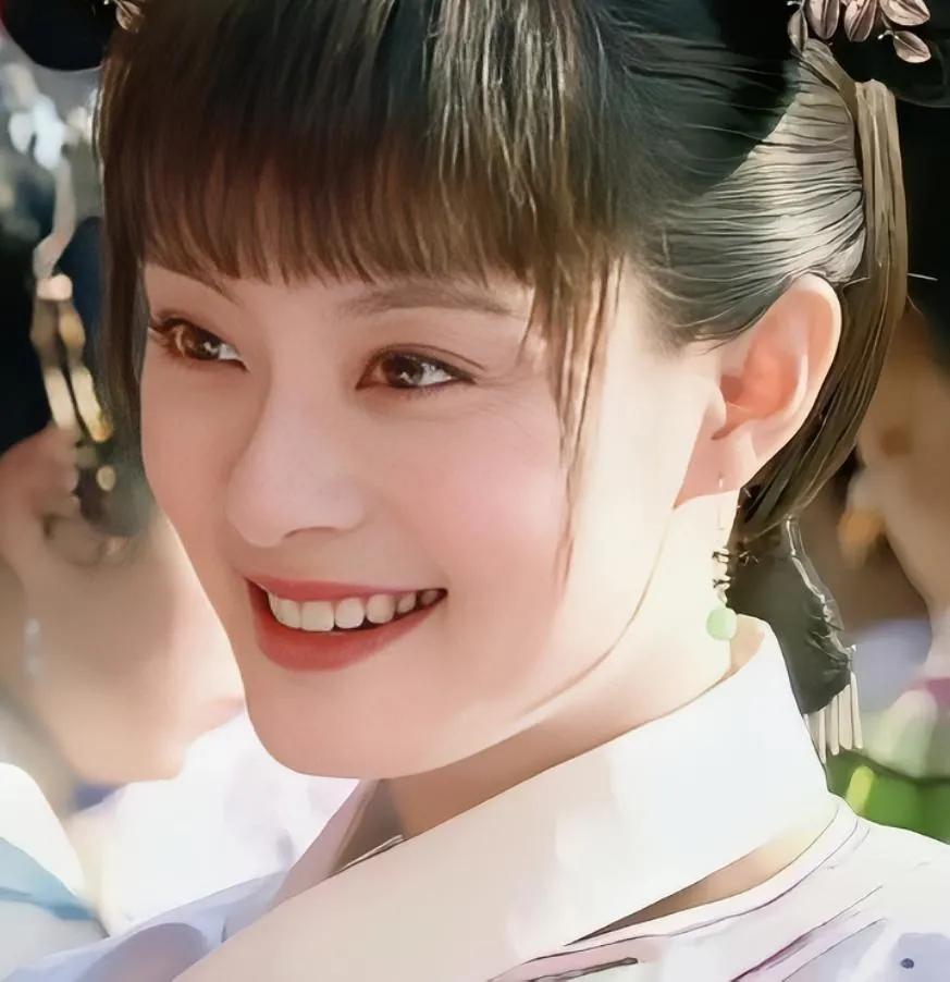  孙俪饰演的甄嬛，唇红齿白，眉清目秀，笑时天真烂漫，忧愁善感动人，每一个眼神都那