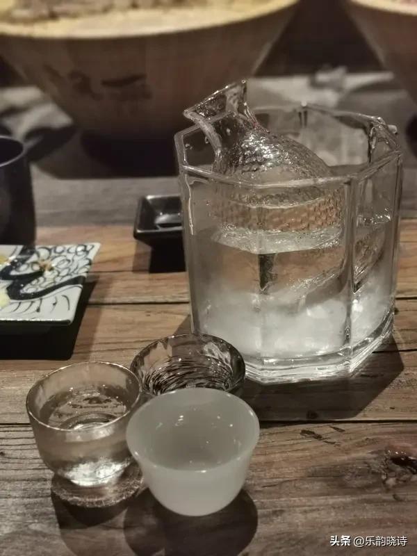 “静看雪花飘四野，慢温浊酒待归人”，这诗句营造的意境太绝了。想象一下，外面雪花纷