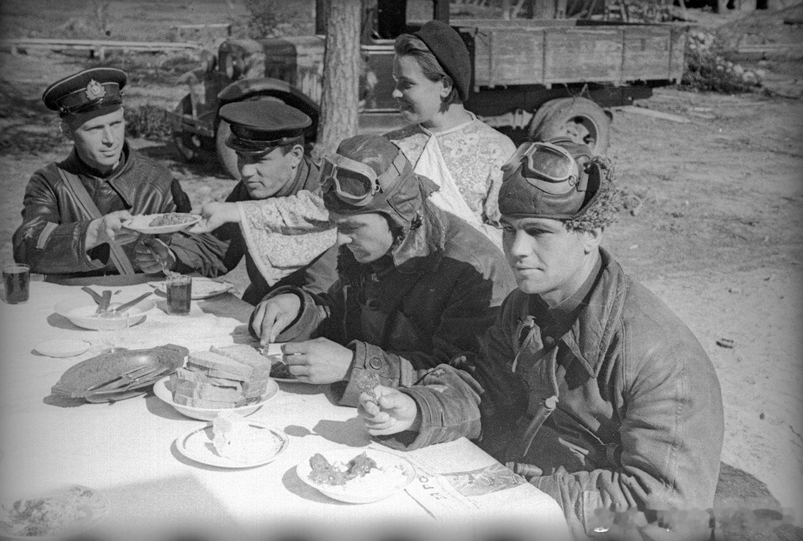 1941年7月苏军北方舰队混编航空兵第72团2大队飞行员在摩尔曼斯克地区野外午餐