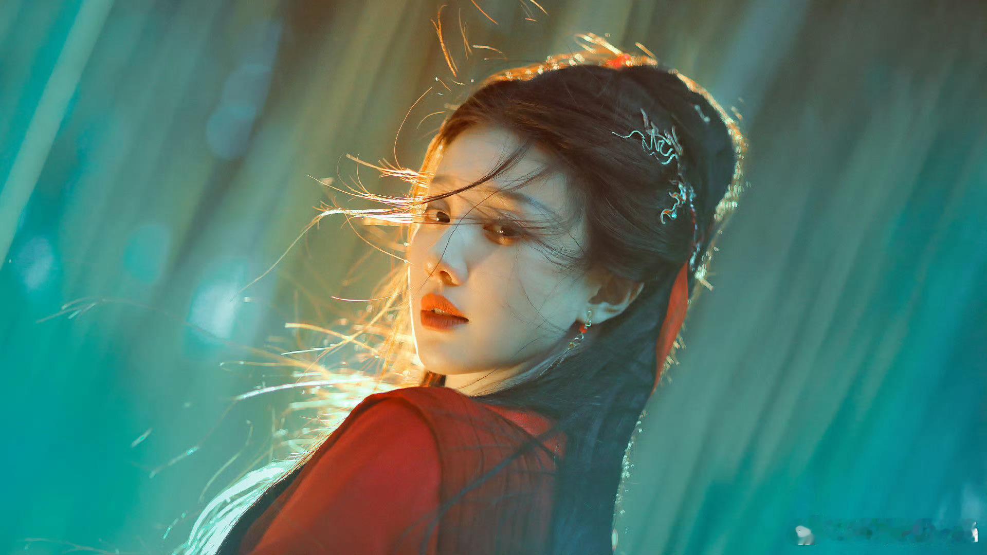 王鹤润红衣好有江湖侠气🌾一袭红衣入竹海，半柄长剑定江湖，王鹤润打破固有标签，尽