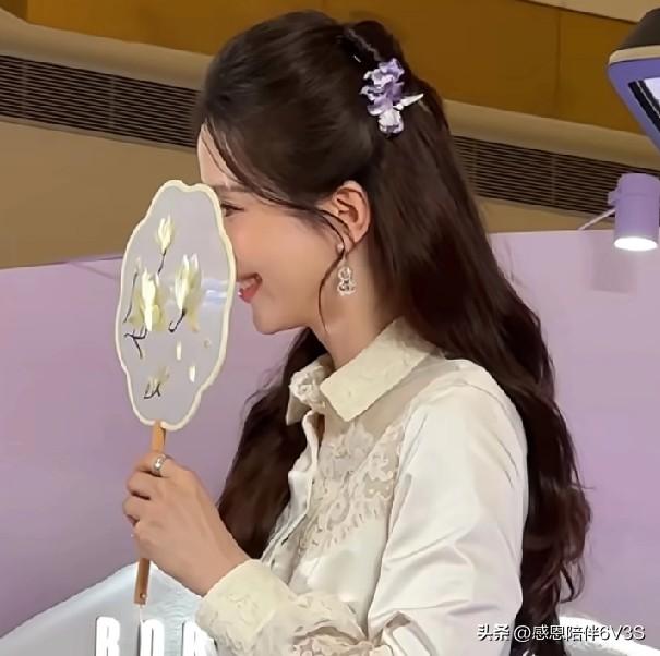 刘诗诗拿扇子那一下，真有仙气儿挡都挡不住，那个白花跟她也太搭了吧，是不是白玉兰啊
