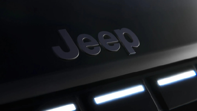 Jeep 复仇者中期改款首次曝光，其标志性的七孔进气格栅迎来重大革新，不仅设计更