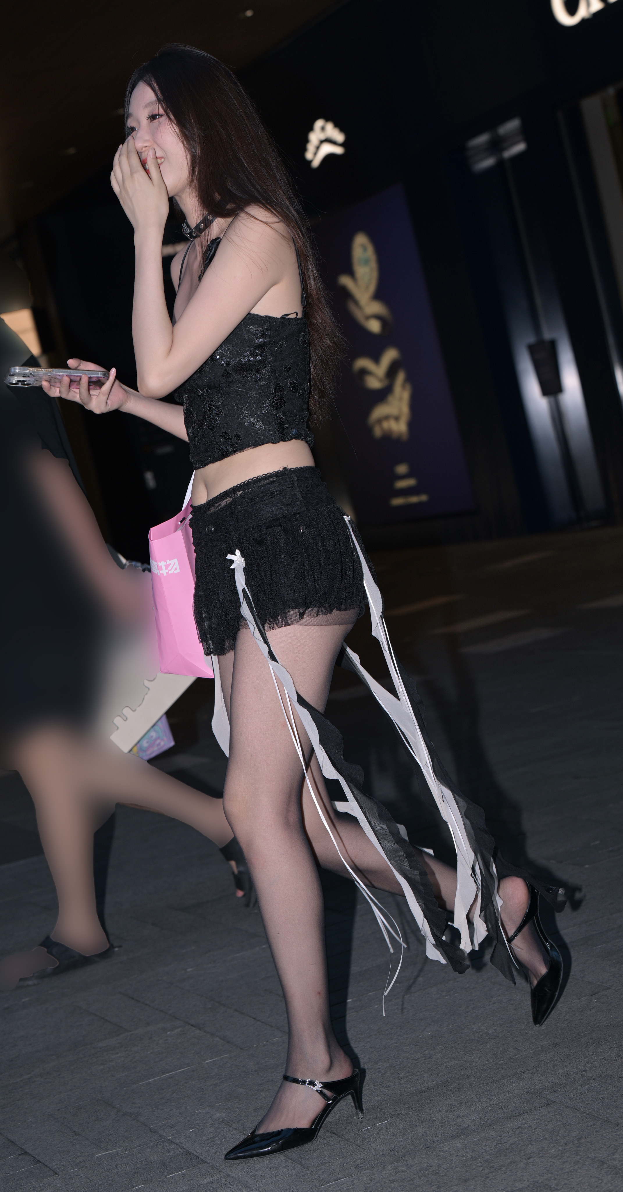 街拍[超话]   捂嘴  （拒绝水印） ​​​
