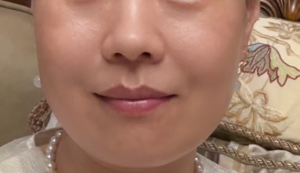 这种面相未必讨喜，但韧性强！女本阴柔，为母则刚。 