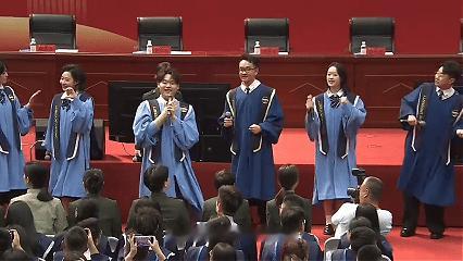 现在的毕业典礼跟签售会似的全网都在晒自家学校毕业现场，毕业生各显神通花式改造穿搭
