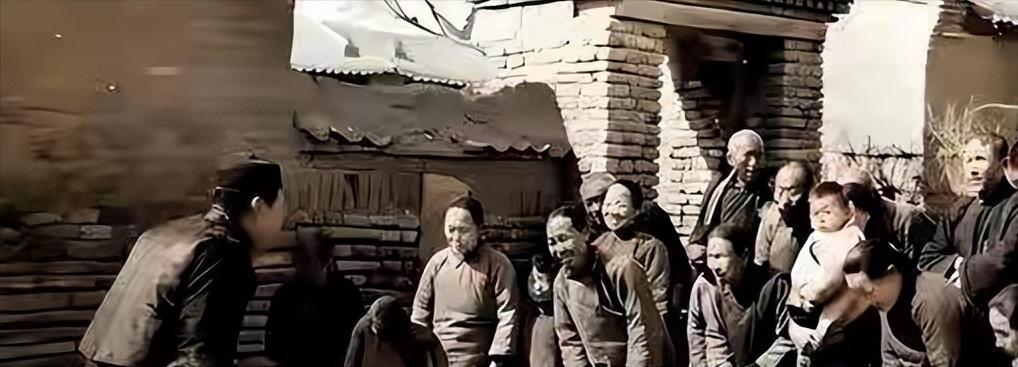 老大跑出去接了信，拿进来，搁在钱满堂手边。

信封上是老三的字，瘦金体，笔画带着