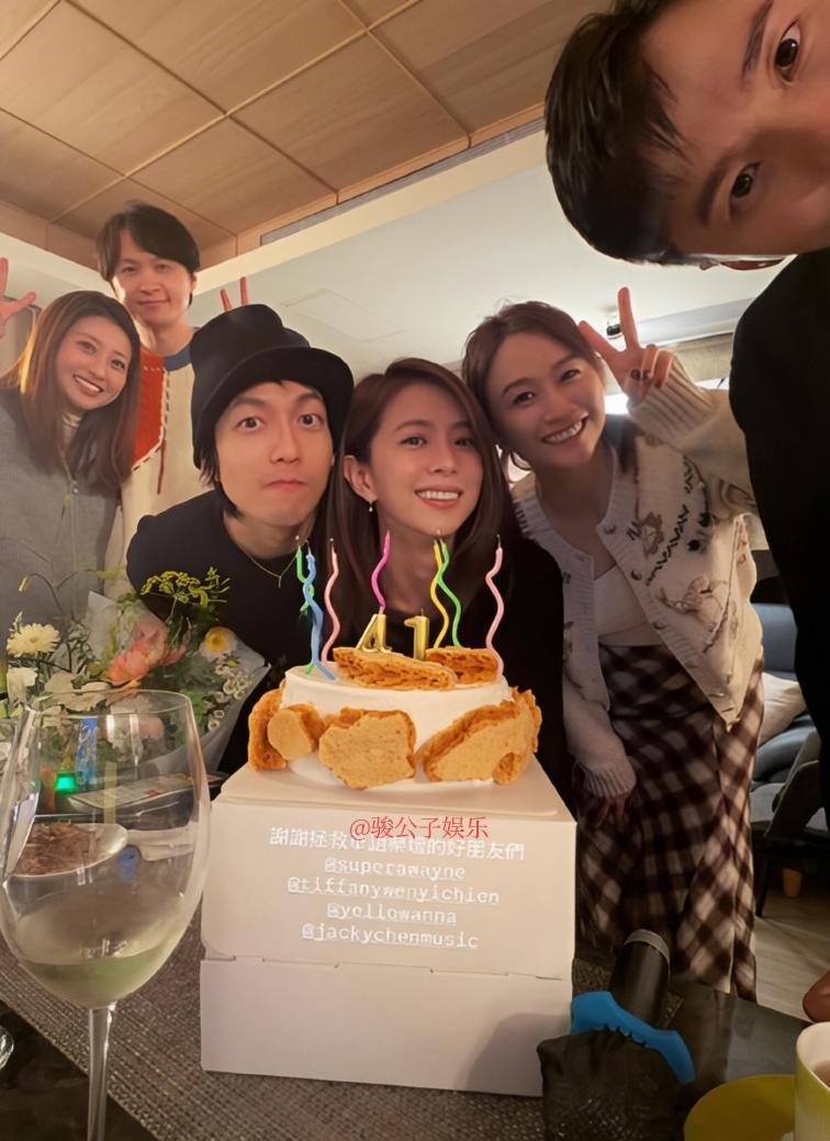 林宥嘉把录音棚的麦克风扔了，跑回家给老婆煮一碗面。
明星庆生不是包餐厅摆排场，是