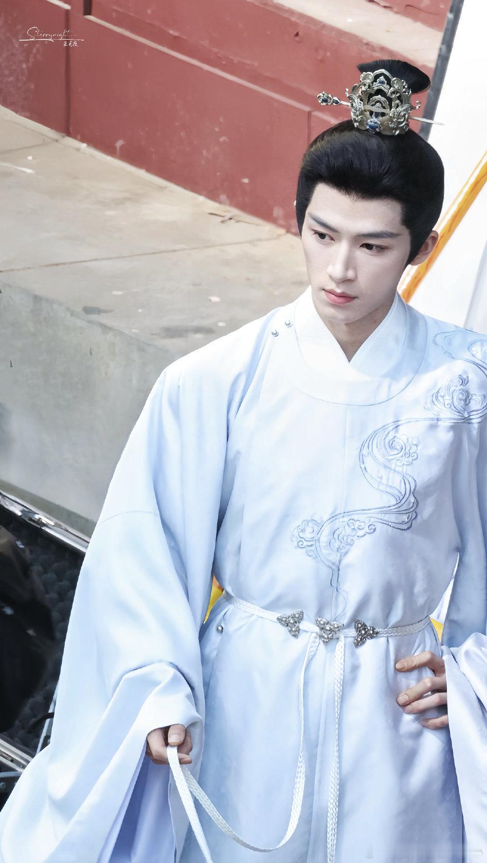 现在满脑子都是李佩仪破案的画面，《唐宫奇案》的预告我反复看了好多遍，女官探案的设