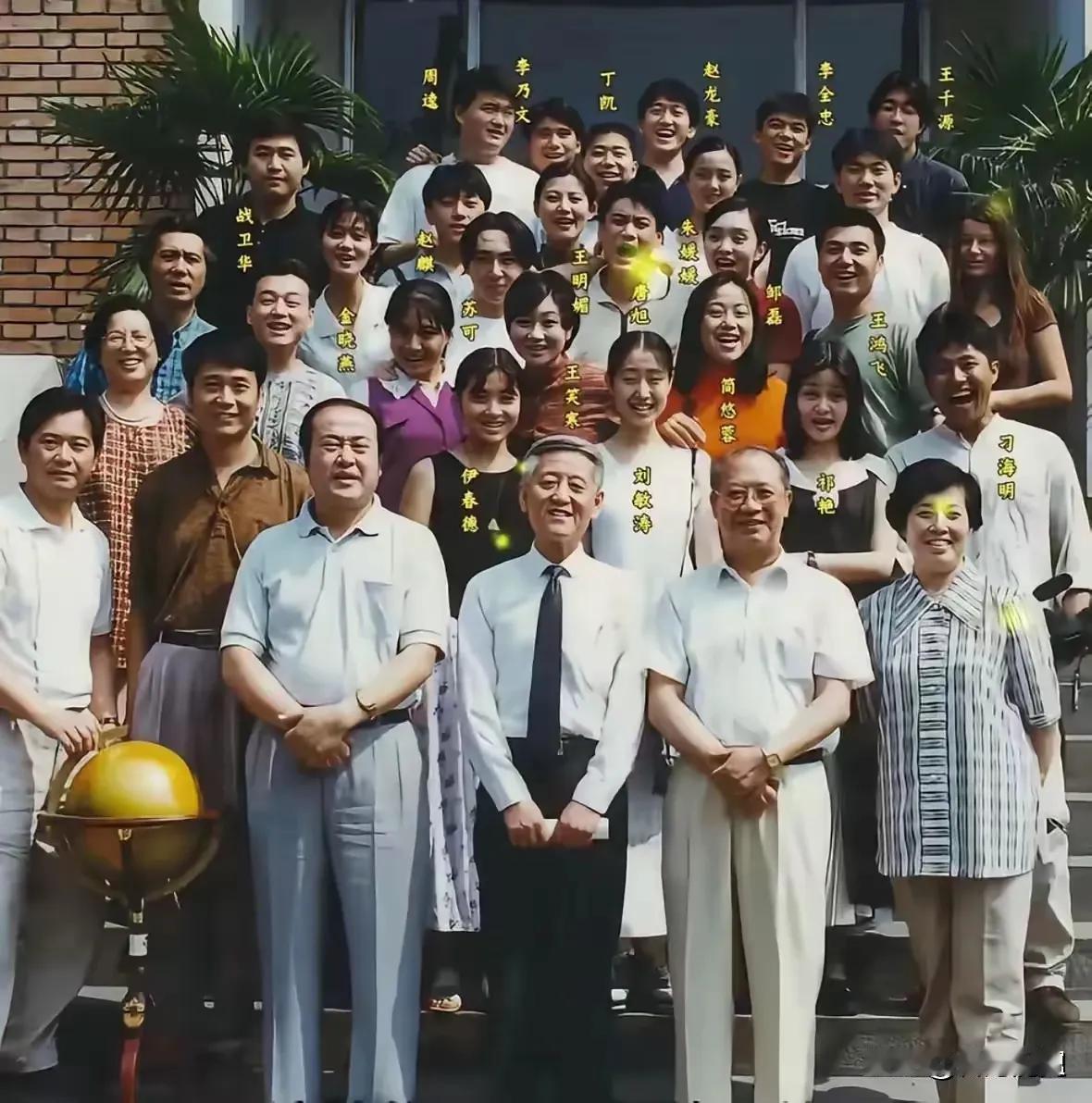 中戏93级表演班全家福。
作为那个年代，这班的出品率不算太高，最后混出点名气来的