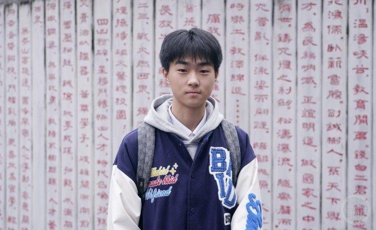 近日，重庆铜梁一小区内民居着火，铜梁二中高三祝野同学勇敢地冲入房中，转移出被困在