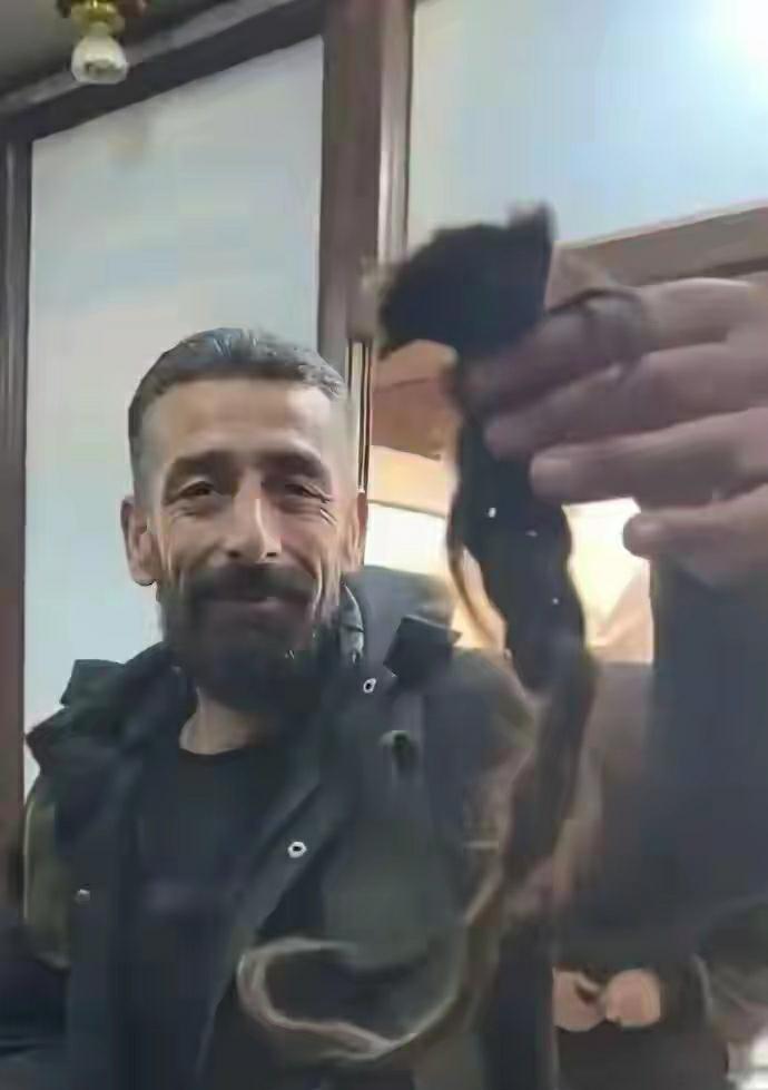 朱拉尼匪帮的士兵残杀了库尔德女兵，还拿起库尔德女兵的辫子做炫耀。

这些女兵本来