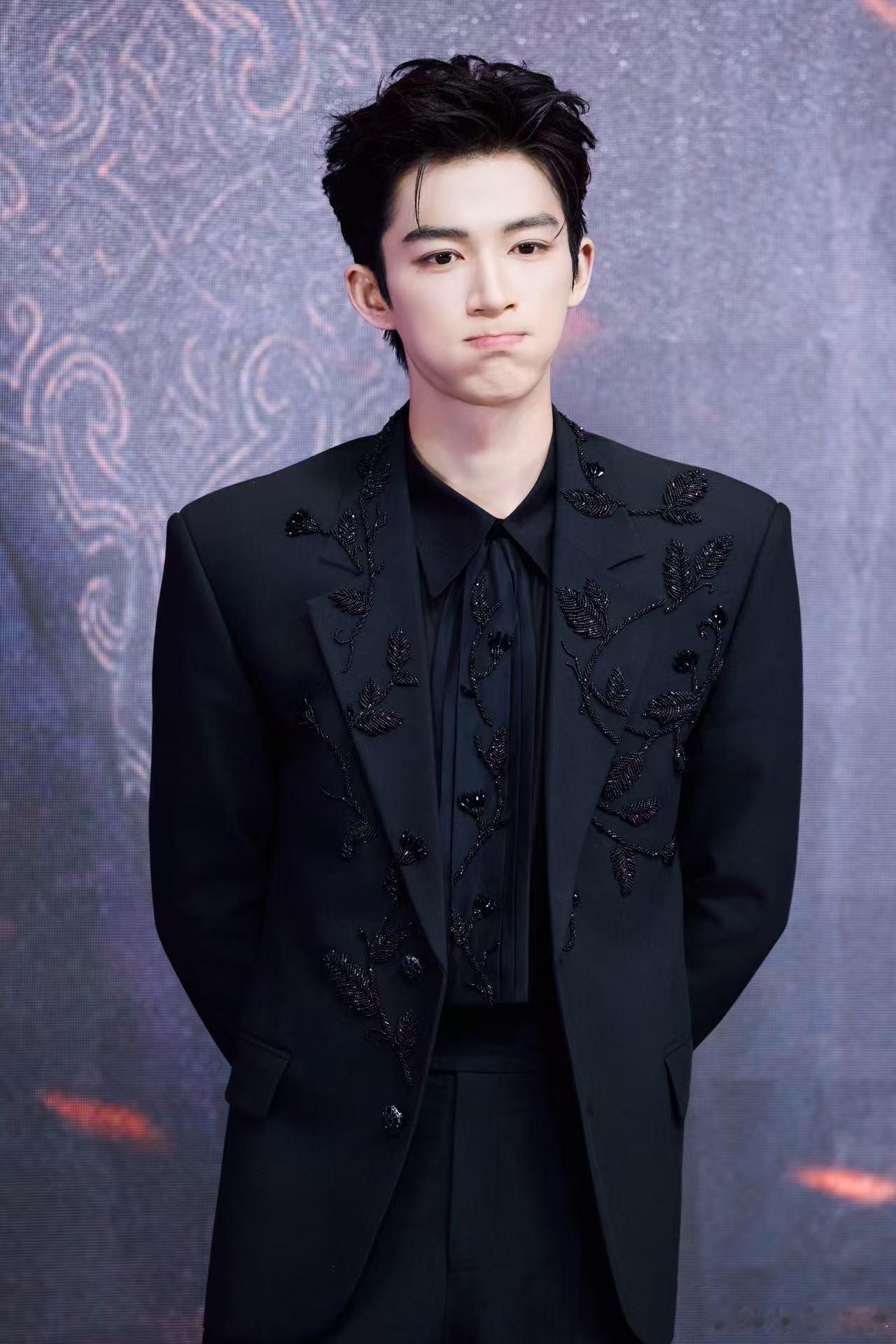 王星越工作室土味情话王星越追剧团帅得权威又有辨识度，《唐宫奇案》剧情越看越精彩，