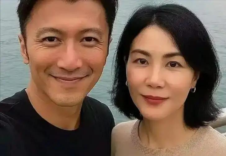 14岁那年在红馆台下看了一眼，谢霆锋这辈子就没能从王菲的影子里走出来
 
如今俩
