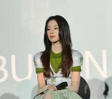 釜山电影节叶舒华美的轻而易举《幸福快乐的日子》釜山电影节叶舒华白的在发光，真的太