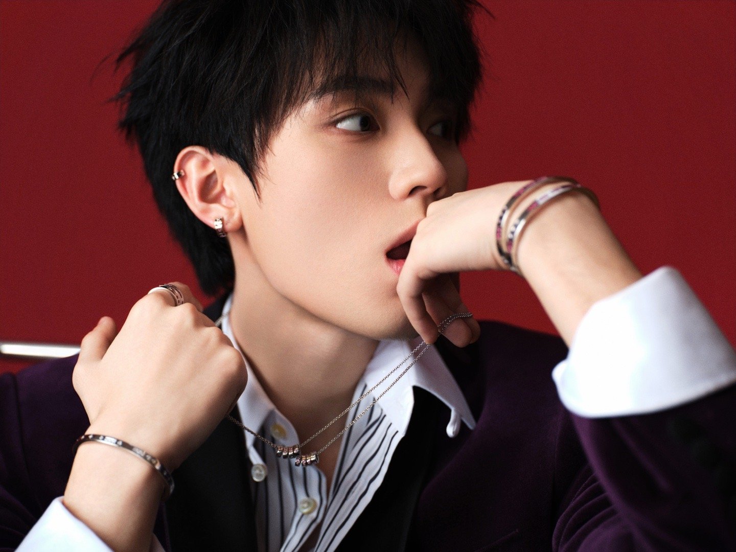 周翊然突然飞吻饭撒 周翊然亮相杭州，紫色丝绒西装贵气十足，前一秒认真和工作人员沟