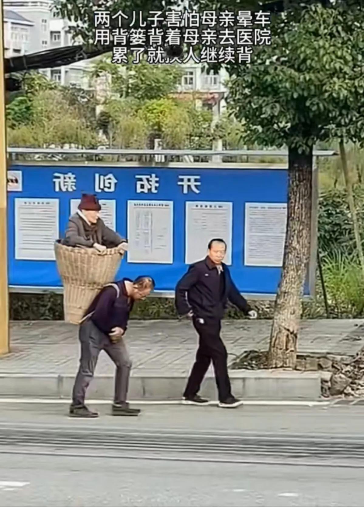 这个母亲好幸福，有二个那么孝顺的儿子。

母亲生病了，需要上医院检查，但有一个问