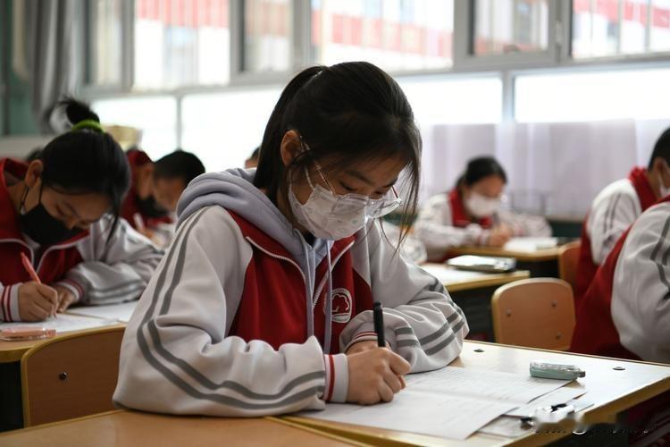 “学生到底归谁管？”云南昭通，一名13岁的男生在课堂上，露出自己的隐私位置，还和