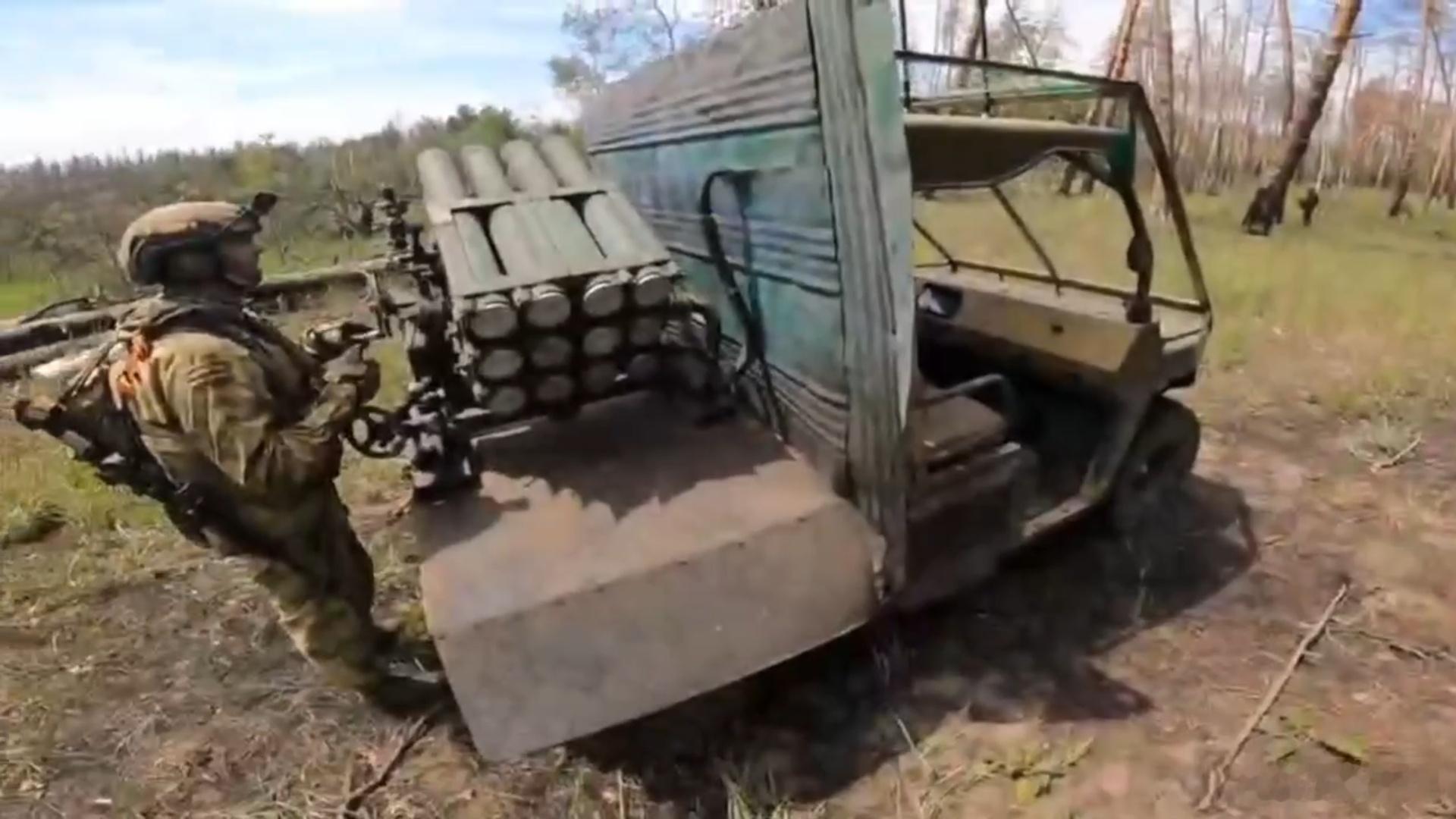 俄军在山东猫全地形车上安装朝鲜75式107毫米多管火箭炮系统。 