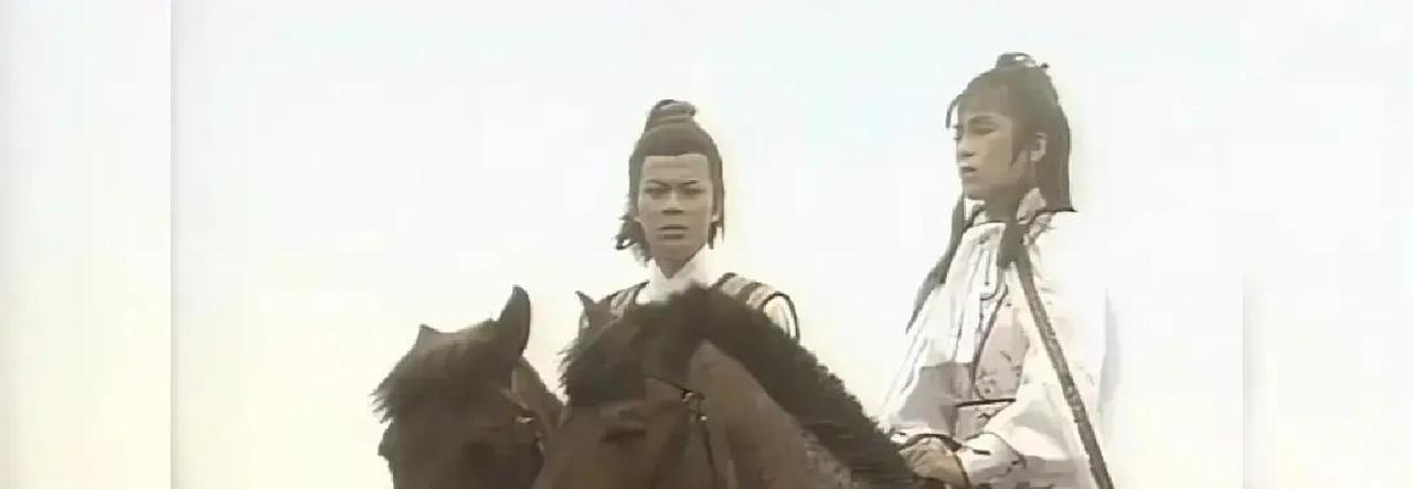 别信“演技万能”。83版《射雕》把郭靖砍成三段，黄日华只演少年，梁家仁接棒中年，