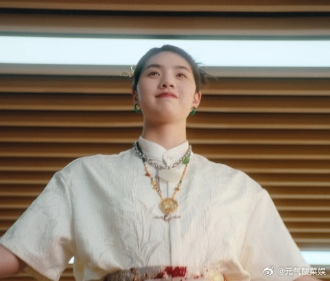 #张雨霏新中式#马面裙是我国的传统服饰，穿在姐姐身上也太好看啦！这种造型对我的眼