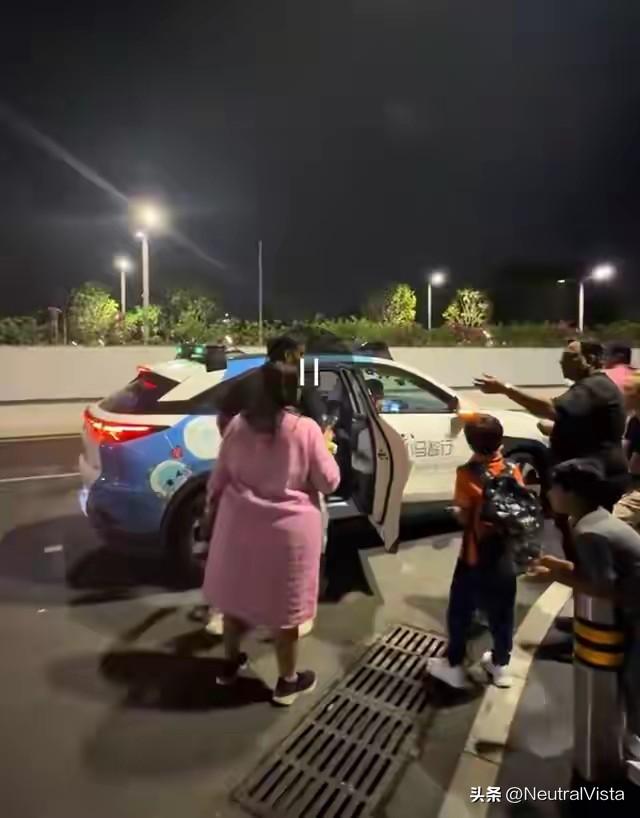 印度一行8人深圳硬挤一辆无人出租车。事发在28日深圳湾万象城，印度一家有大有小共