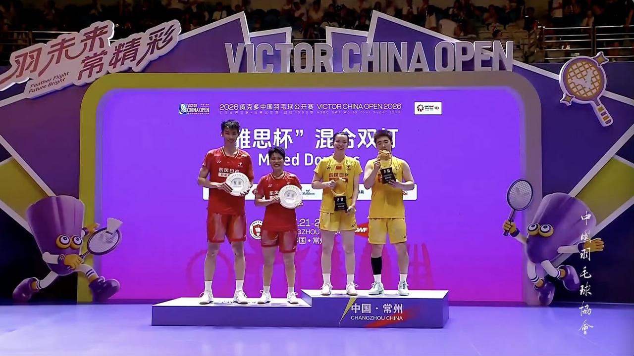 羽毛球超级1000中国公开赛冠亚军!
男单
🏆周天成、🥈大波波夫
女单
🏆