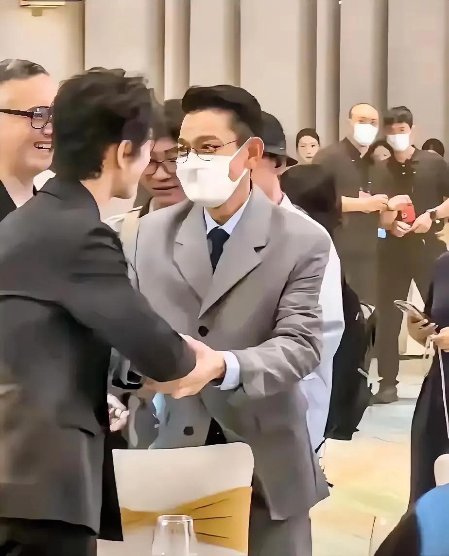 刘德华孤身一人踏上了台北的土地，以一场精妙绝伦的心理战，展现了他的非凡勇气。这一