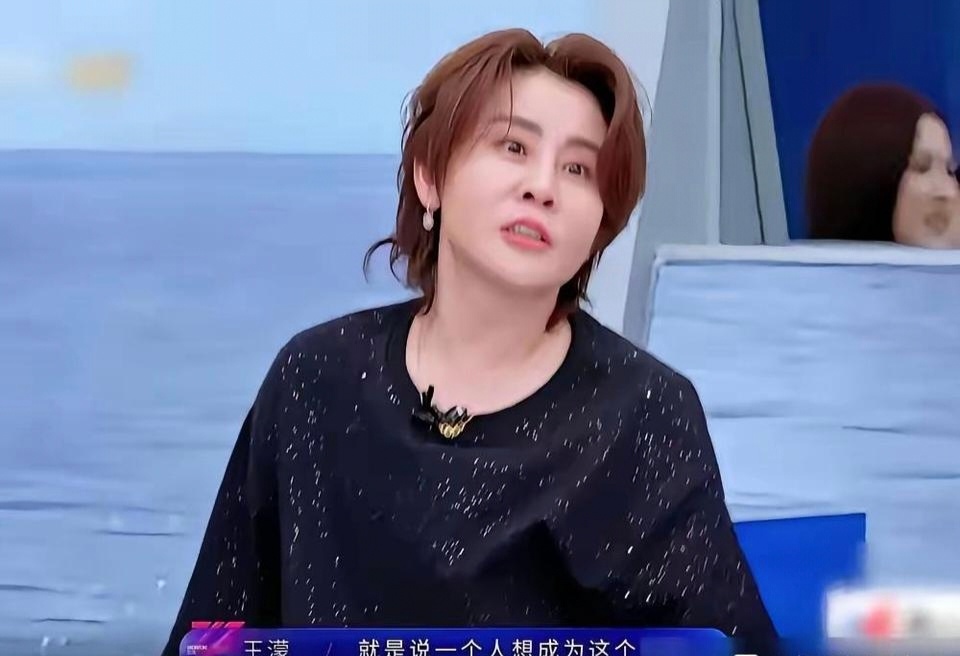看到谢娜当众问王濛，42岁不结婚孤单吗，我瞬间都捏了把汗。旁边李小冉笑都僵住了，