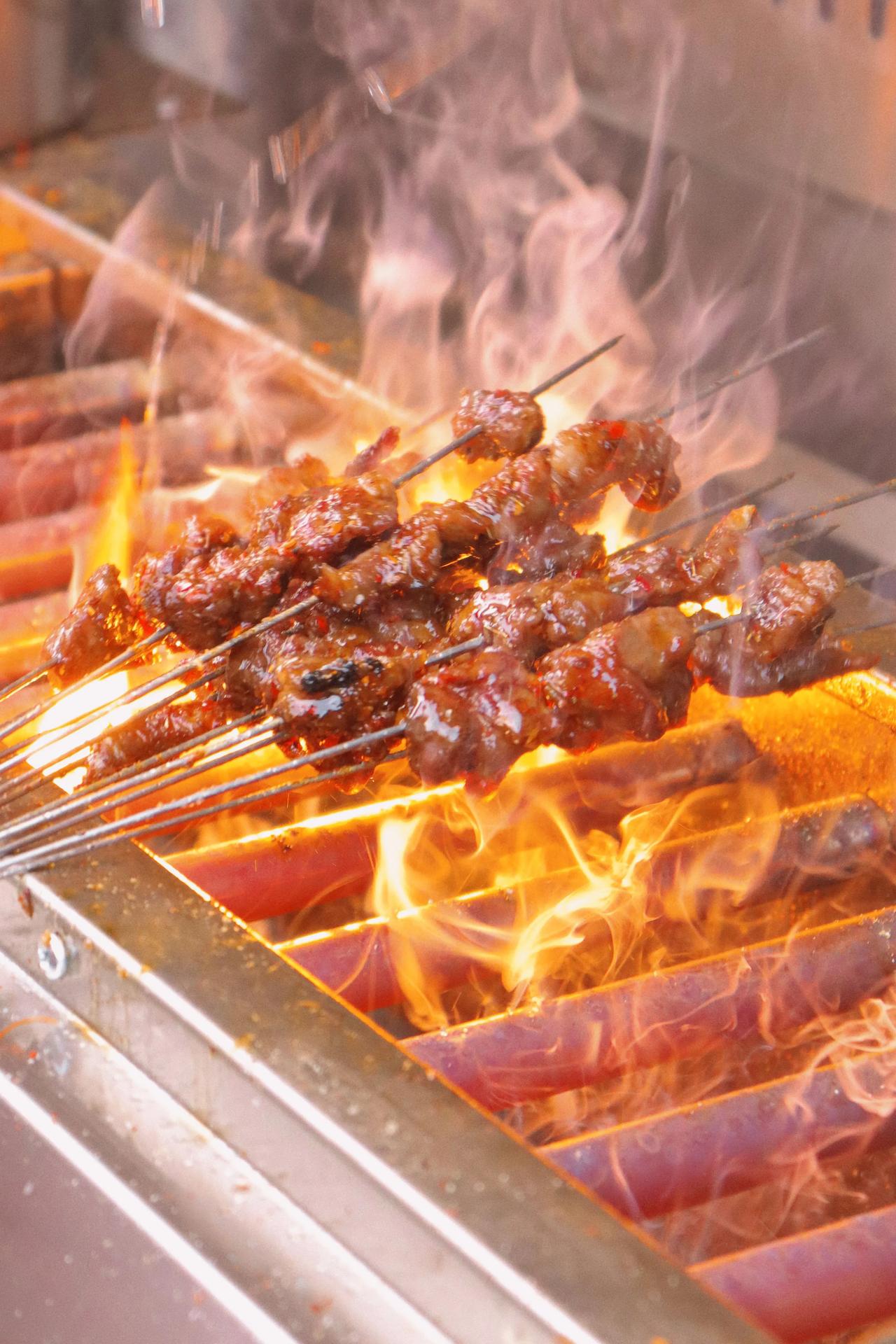 东北人去烧烤店这样点菜


1素杂拌
2麻辣烫
3羊肉串
4油边
5菜卷
6筋皮