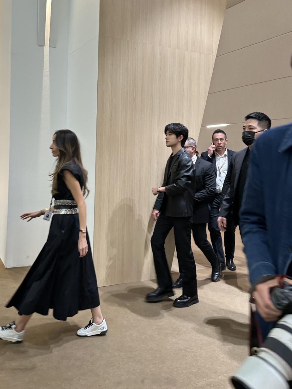 易烊千玺参加日内瓦钟表展，活动生图路透来了，一身皮衣look简约大方，这状态你们