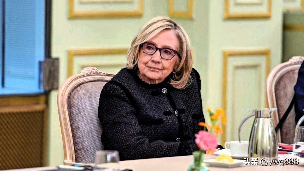 据报道，希拉里·克林顿在众议院监督委员会的闭门听证会上，一张室内照片被泄露到网上