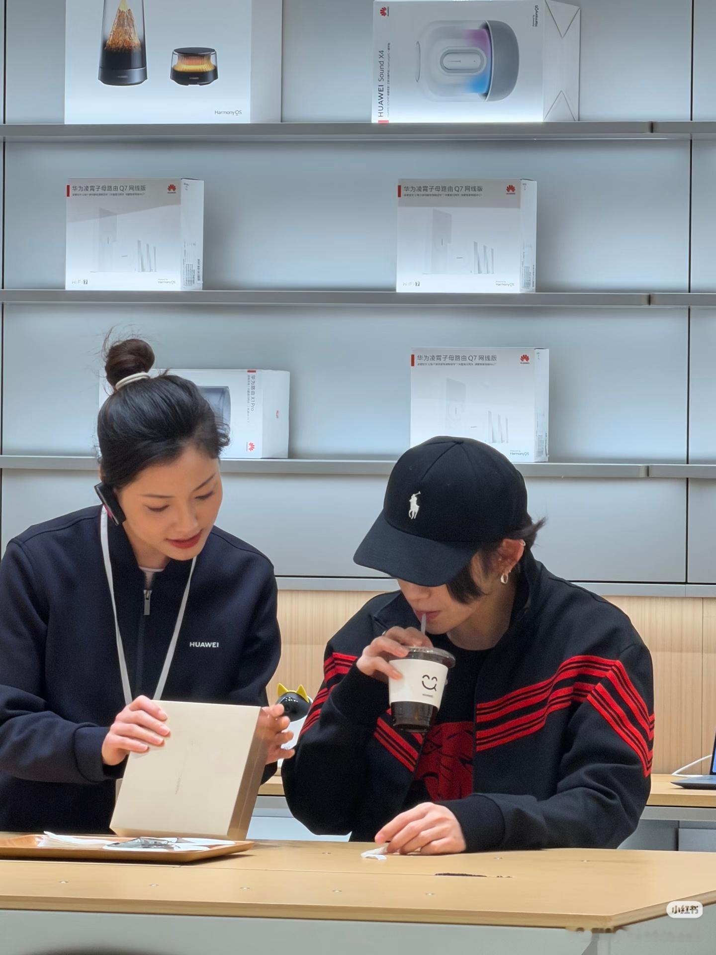 小鬼也去取华为的阔折叠了，真帅啊