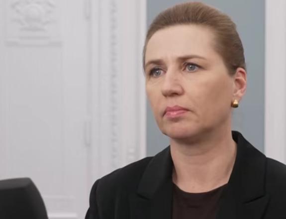 丹麦其实还有一招，直接喊话美国，如果你们非要强占格陵兰岛，那么我们就带着格陵兰岛