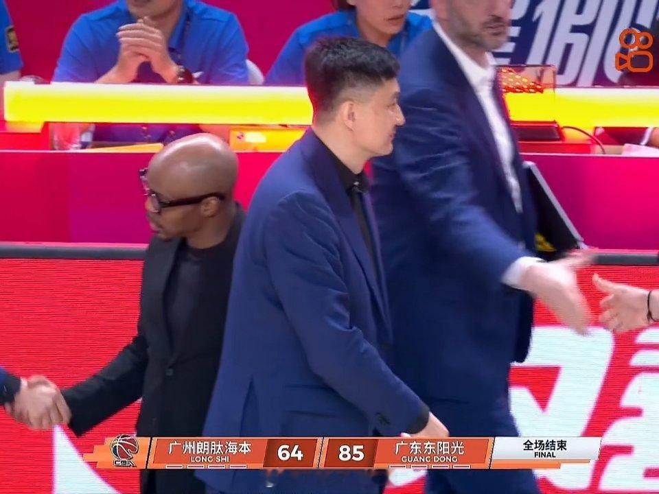 胡明轩首节爆状态，杜指导使出“杀手锏”，广东队客场作战85比64大胜广州龙狮队，
