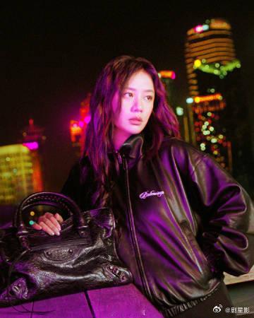 马思纯冷白皮  马思纯冷白皮搭配了黑色皮衣的造型，真的是很有一种清冷的感觉！咱们