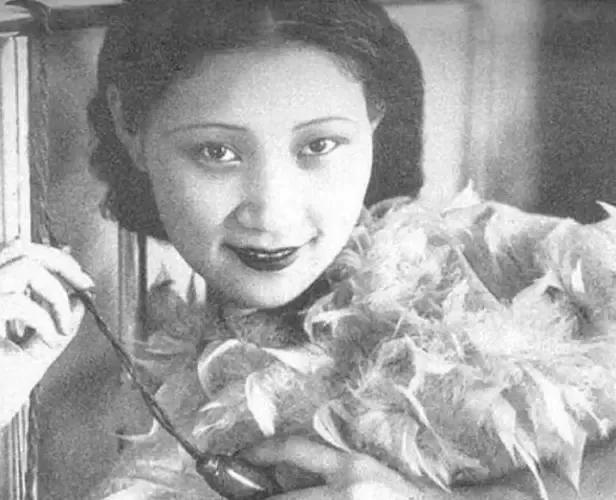 1938年，电闪雷鸣的晚上，41岁的戴笠对学生余淑衡说：“你来我房里处理一份文件