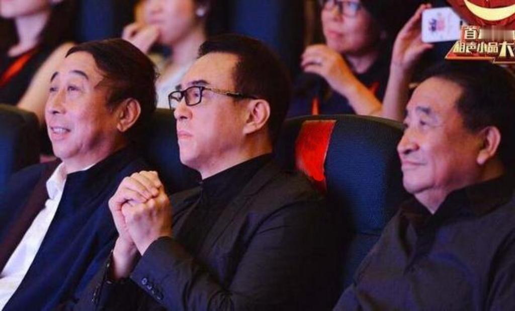 这张3人合照，我只认出了略显清瘦、曲眉贝齿的冯巩与目光沉和、面色红润的姜昆，中间