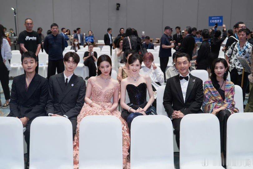 #林一晒和刘亦菲合照##胡歌刘亦菲唐嫣林一陈都灵合照# 林一晒后台合照。胡歌、刘