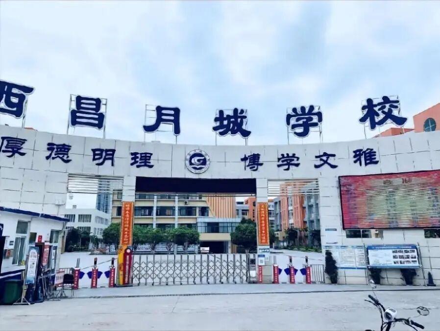 四川凉山的西昌月城学校整出了个让人惊讶的事儿。一个本应住8人的宿舍，硬是塞了9名