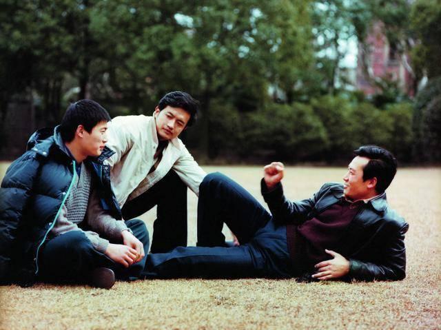 草坪上三位青年，右边躺着的这位，后来塑造了家喻户晓的经典荧幕人物。
猜猜这三位是