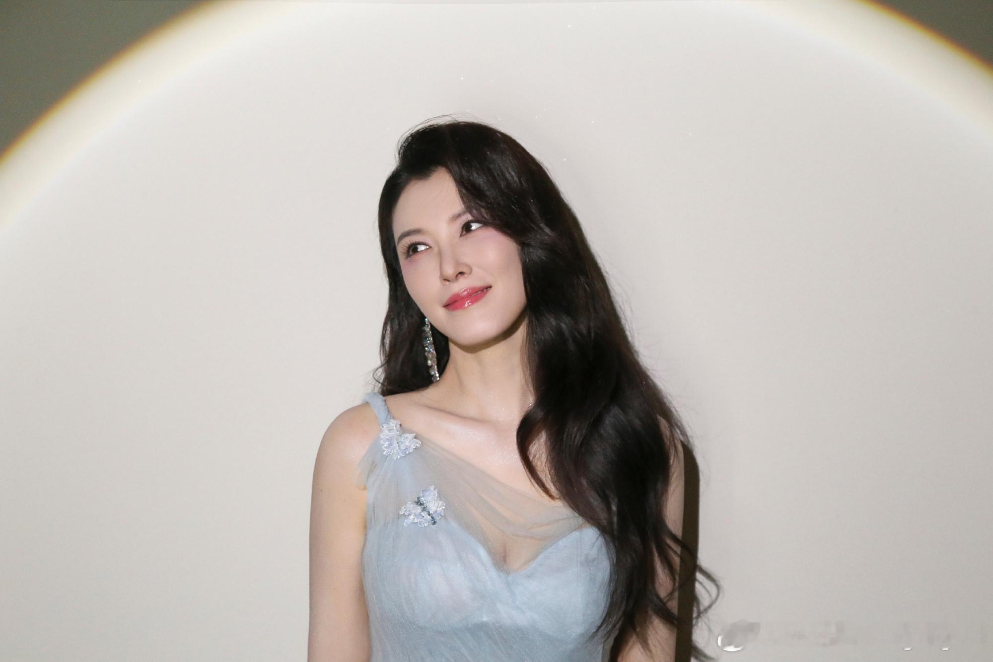 徐洁儿雨爱舞台徐洁儿好会唱我说这个徐洁儿真的别太会唱啊！乘风《雨爱》舞台一开口就