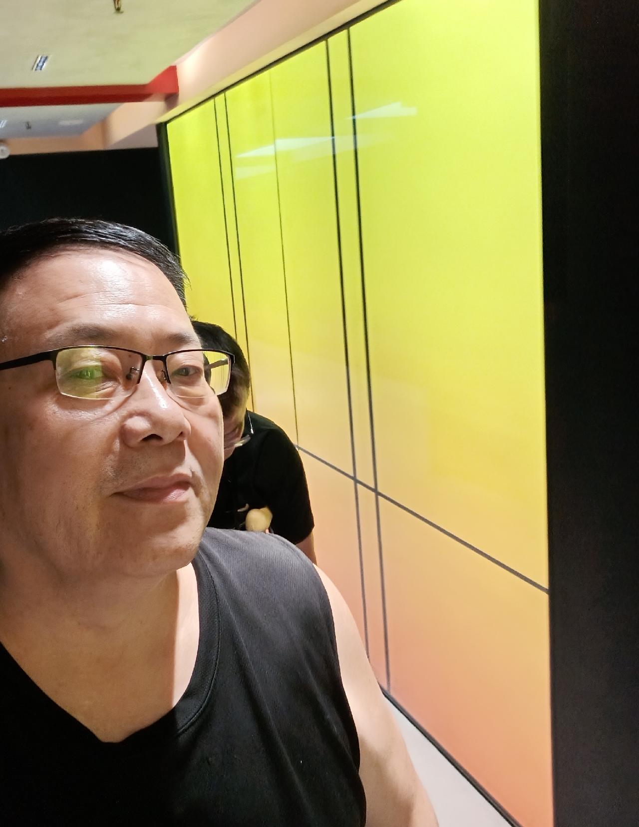 熟悉我的铁粉都知道，我和“超越”杂酱面馆的老板万总既是好朋友，又是一个“牌搭子”