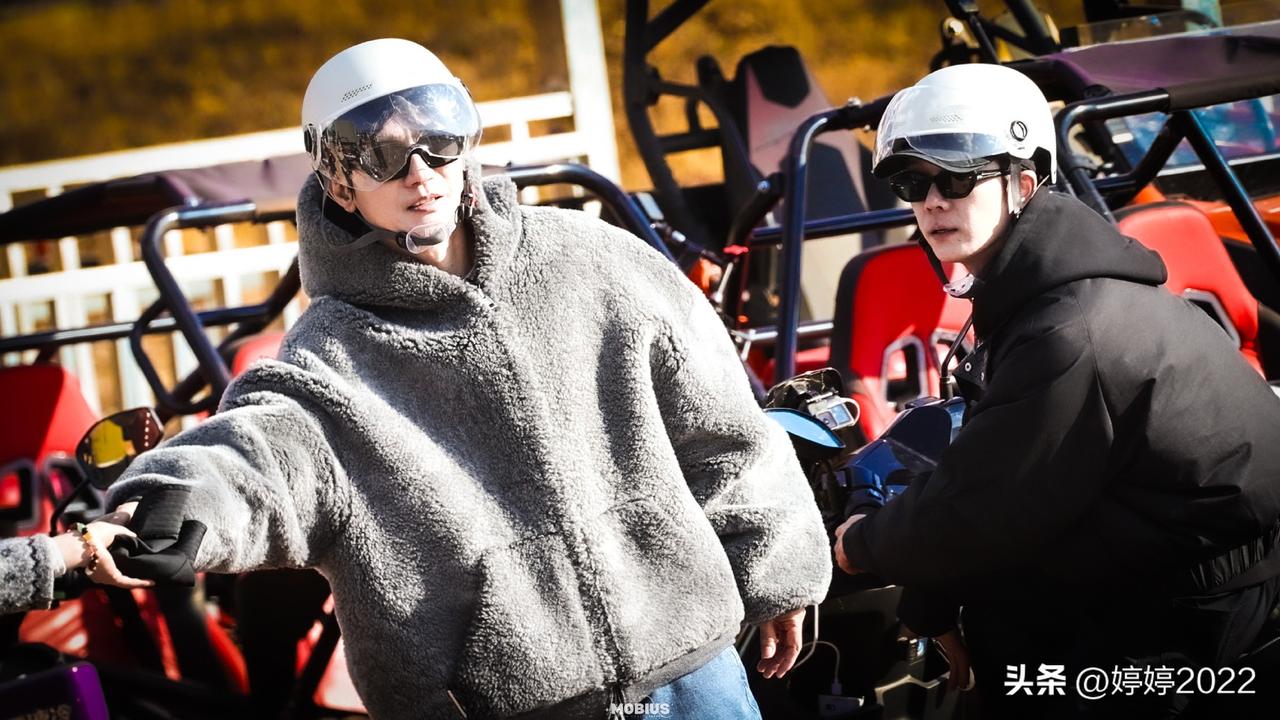 陈楚生 王栎鑫，
在云南丽江上演了一部治愈系电影，
那年哥哥弟弟一起放风筝，
今