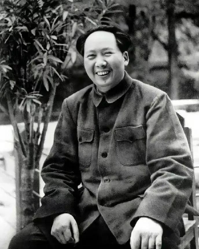 社会风气是如何腐化的？我看起码有下面几个原因：第一，停止了继续革命，忘记了毛泽东